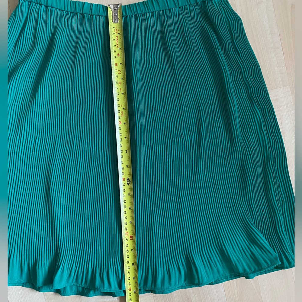 Beautiful bright green banana republic small skirt pleats plisse